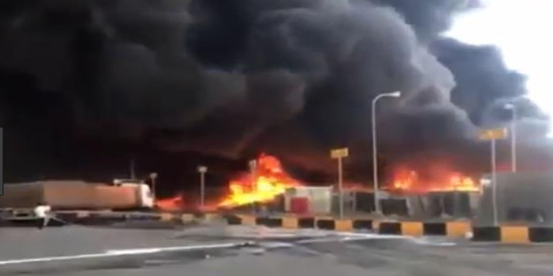 حريق ضخم على الحدود بين السعودية والإمارات